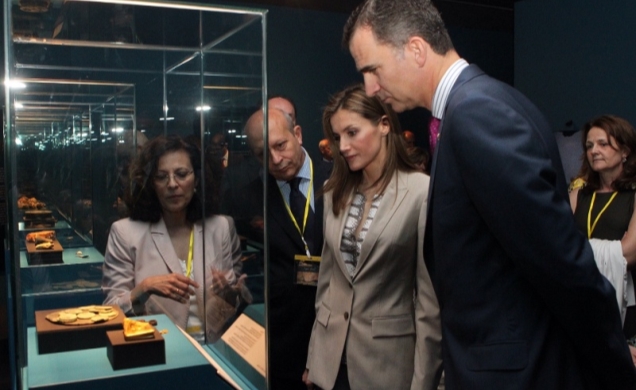 Los Príncipes junto al ministro de Educación, Cultura y Deporte, José Ignacio Wert y la comisaria de la exposicicón, Carmen Marcos, observan una de la